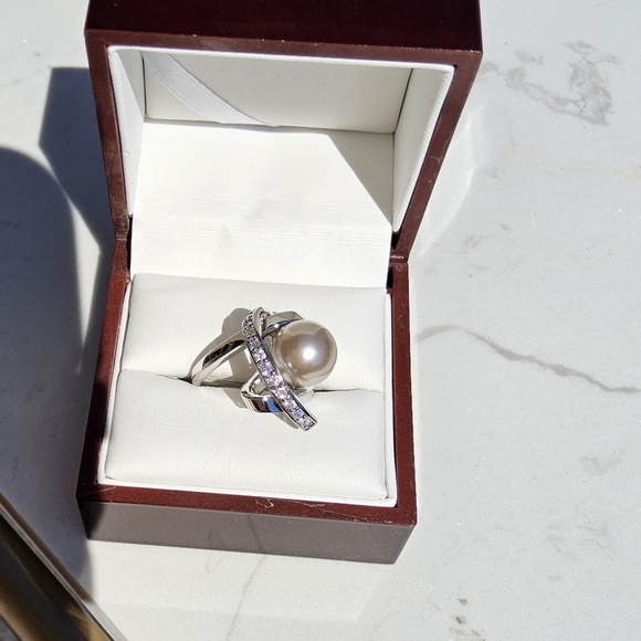 Silver and Cream Pearl Ring with Leaf Design - Picture 7 of 9